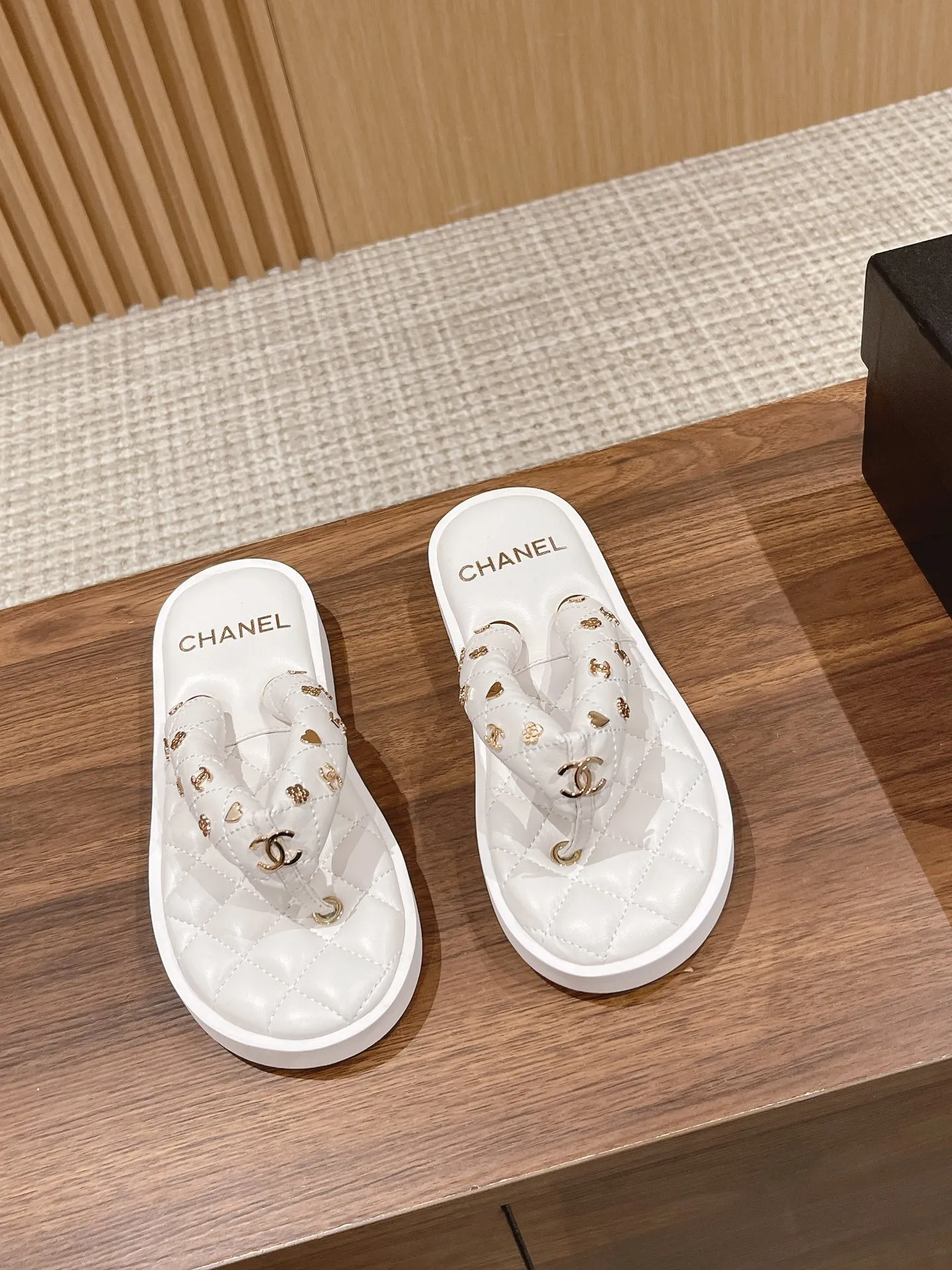 👟👟Ex-factory price 400👟👟 CHANEL 2023 new early spring flip-flops, a spring must-have, goddess series, with the elegant and ladylike temperament of the Chanel family, super attractive and irresistible.  Made of original imported top-grade sheepskin material, original molded hardware buckle #electric embroidery. The midsole is wrapped with imported sheepskin, which is soft and comfortable. Original molded lightweight and wear-resistant velvet outsole Size: 35-40M